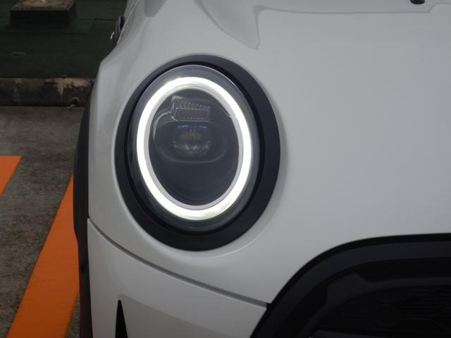 ＭＩＮＩ クーパーＳプレミアムプラスパッケージクラシックトリム　ピアノブラックエクステリア　ブラックルーフ＆ミラーキャップ　ワイヤレスチャージング　純正ナビ　アクティブクルーズコントロール　ドライビングアシスト　ＭＩＮＩドライビングモード　禁煙車（25枚目）
