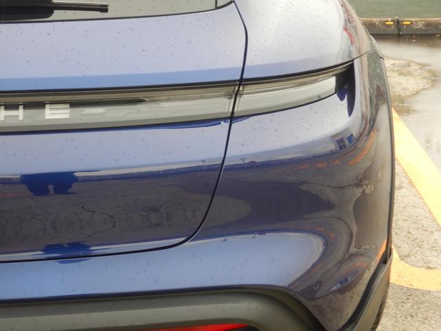 タイカンクロスツーリスモ タイカン 4クロスツーリスモ OP520 オフロードデザインパッケージ&20AW パノラマルーフ クロノ PDLS ブラック/クレヨン2トーンレザーインテリア 14way電動シート シートヒーター&クーラー マッサージ機能 禁煙車(29枚目)