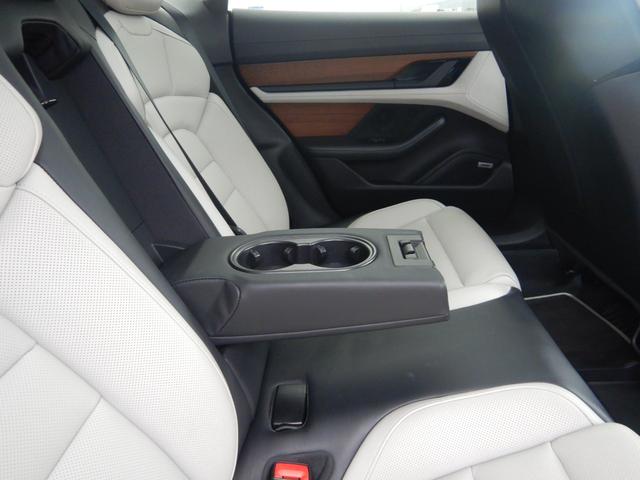 タイカンクロスツーリスモ タイカン 4クロスツーリスモ OP520 オフロードデザインパッケージ&20AW パノラマルーフ クロノ PDLS ブラック/クレヨン2トーンレザーインテリア 14way電動シート シートヒーター&クーラー マッサージ機能 禁煙車(57枚目)