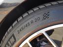 フロントのタイヤサイズは２４５／４５Ｒ２０