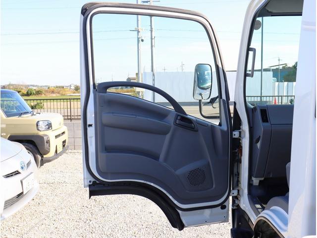 エルフトラック Wキャブロングフルフラットローダンプ 積載車 ETC 6MT ラジコン付ユニック エアコン ラジオ エアバッグ 電動格納ミラー パワーウィンドウ フルフラットロー(40枚目)