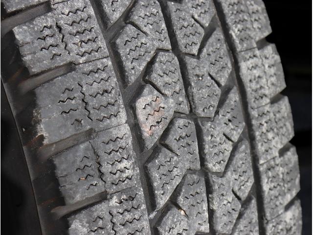 エルフトラック Wキャブロングフルフラットローダンプ 積載車 ETC 6MT ラジコン付ユニック エアコン ラジオ エアバッグ 電動格納ミラー パワーウィンドウ フルフラットロー(64枚目)