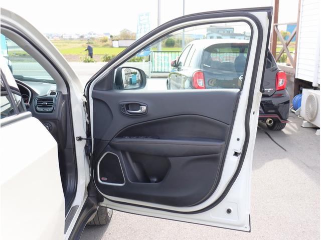 ジープ・コンパス ローンチエディション　ナビ　フルセグＴＶ　ＥＴＣ　バックカメラ　サンルーフ　レザーシート　シートヒーター　運転席パワーシート　Ｂｌｕｅｔｏｏｔｈオーディオ（18枚目）