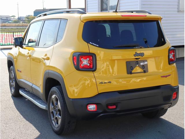 ジープ・レネゲード トレイルホーク　４ＷＤ　純正オーディオ　ポータブルナビ　ＴＶ　ＥＴＣ　バックカメラ　Ｂｌｕｅｔｏｏｔｈオーディオ　社外サイドステップ　クルーズコントロール（7枚目）