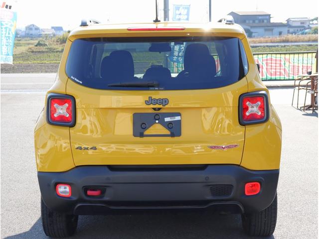 ジープ・レネゲード トレイルホーク　４ＷＤ　純正オーディオ　ポータブルナビ　ＴＶ　ＥＴＣ　バックカメラ　Ｂｌｕｅｔｏｏｔｈオーディオ　社外サイドステップ　クルーズコントロール（8枚目）