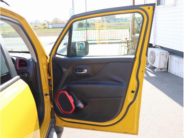 ジープ・レネゲード トレイルホーク　４ＷＤ　純正オーディオ　ポータブルナビ　ＴＶ　ＥＴＣ　バックカメラ　Ｂｌｕｅｔｏｏｔｈオーディオ　社外サイドステップ　クルーズコントロール（18枚目）