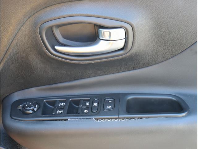 ジープ・レネゲード トレイルホーク　４ＷＤ　純正オーディオ　ポータブルナビ　ＴＶ　ＥＴＣ　バックカメラ　Ｂｌｕｅｔｏｏｔｈオーディオ　社外サイドステップ　クルーズコントロール（19枚目）