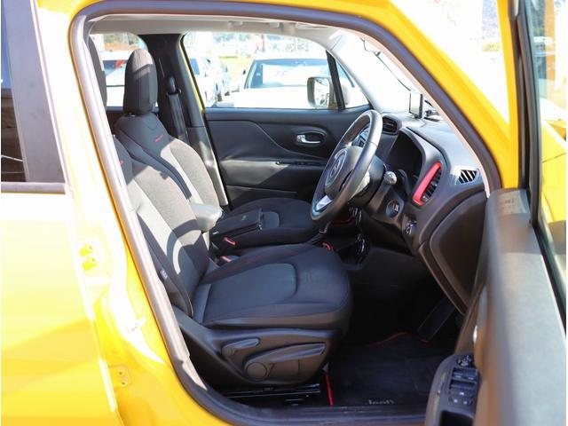 ジープ・レネゲード トレイルホーク　４ＷＤ　純正オーディオ　ポータブルナビ　ＴＶ　ＥＴＣ　バックカメラ　Ｂｌｕｅｔｏｏｔｈオーディオ　社外サイドステップ　クルーズコントロール（21枚目）