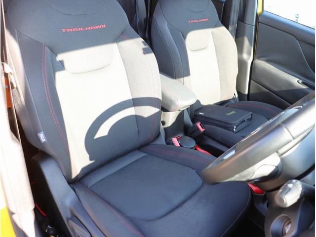 ジープ・レネゲード トレイルホーク　４ＷＤ　純正オーディオ　ポータブルナビ　ＴＶ　ＥＴＣ　バックカメラ　Ｂｌｕｅｔｏｏｔｈオーディオ　社外サイドステップ　クルーズコントロール（22枚目）