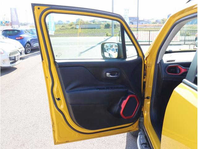 ジープ・レネゲード トレイルホーク　４ＷＤ　純正オーディオ　ポータブルナビ　ＴＶ　ＥＴＣ　バックカメラ　Ｂｌｕｅｔｏｏｔｈオーディオ　社外サイドステップ　クルーズコントロール（32枚目）