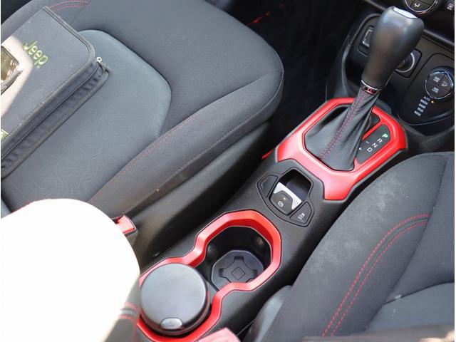 ジープ・レネゲード トレイルホーク　４ＷＤ　純正オーディオ　ポータブルナビ　ＴＶ　ＥＴＣ　バックカメラ　Ｂｌｕｅｔｏｏｔｈオーディオ　社外サイドステップ　クルーズコントロール（39枚目）