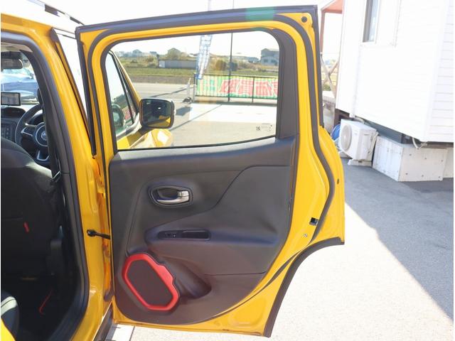 ジープ・レネゲード トレイルホーク　４ＷＤ　純正オーディオ　ポータブルナビ　ＴＶ　ＥＴＣ　バックカメラ　Ｂｌｕｅｔｏｏｔｈオーディオ　社外サイドステップ　クルーズコントロール（49枚目）