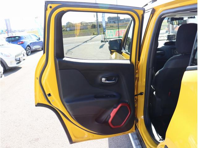 ジープ・レネゲード トレイルホーク　４ＷＤ　純正オーディオ　ポータブルナビ　ＴＶ　ＥＴＣ　バックカメラ　Ｂｌｕｅｔｏｏｔｈオーディオ　社外サイドステップ　クルーズコントロール（52枚目）