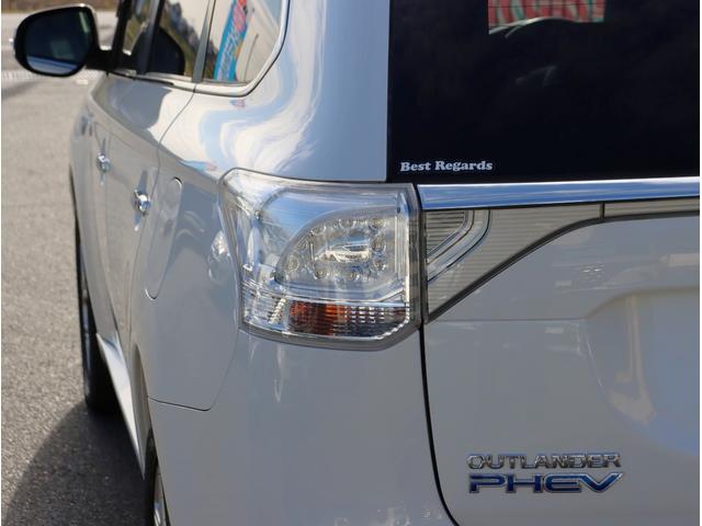 アウトランダーＰＨＥＶ Ｇナビパッケージ　ナビ　フルセグＴＶ　ＥＴＣ　バックカメラ　Ｂｌｕｅｔｏｏｔｈオーディオ　デュアルエアコン　電動リアゲート　電動格納ミラー　パワーステアリング　パワーウィンドウ（15枚目）