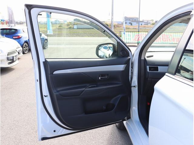 アウトランダーＰＨＥＶ Ｇナビパッケージ　ナビ　フルセグＴＶ　ＥＴＣ　バックカメラ　Ｂｌｕｅｔｏｏｔｈオーディオ　デュアルエアコン　電動リアゲート　電動格納ミラー　パワーステアリング　パワーウィンドウ（35枚目）