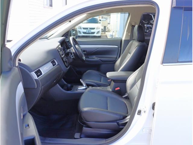 アウトランダーＰＨＥＶ Ｇナビパッケージ　ナビ　フルセグＴＶ　ＥＴＣ　バックカメラ　Ｂｌｕｅｔｏｏｔｈオーディオ　デュアルエアコン　電動リアゲート　電動格納ミラー　パワーステアリング　パワーウィンドウ（36枚目）