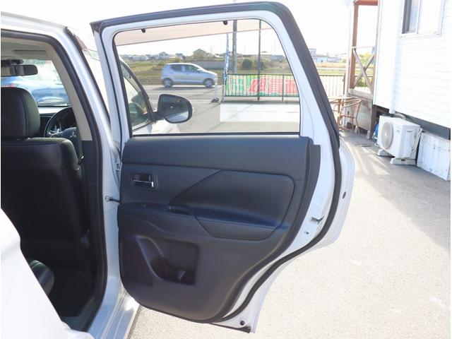 アウトランダーＰＨＥＶ Ｇナビパッケージ　ナビ　フルセグＴＶ　ＥＴＣ　バックカメラ　Ｂｌｕｅｔｏｏｔｈオーディオ　デュアルエアコン　電動リアゲート　電動格納ミラー　パワーステアリング　パワーウィンドウ（53枚目）