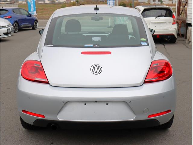 ザ・ビートル デザインレザーパッケージ　純正ナビ　フルセグＴＶ　バックカメラ　Ｂｌｕｅｔｏｏｔｈオーディオ　レザーシート　シートヒーター　クルコン　オートライト　電動格納ミラー（8枚目）