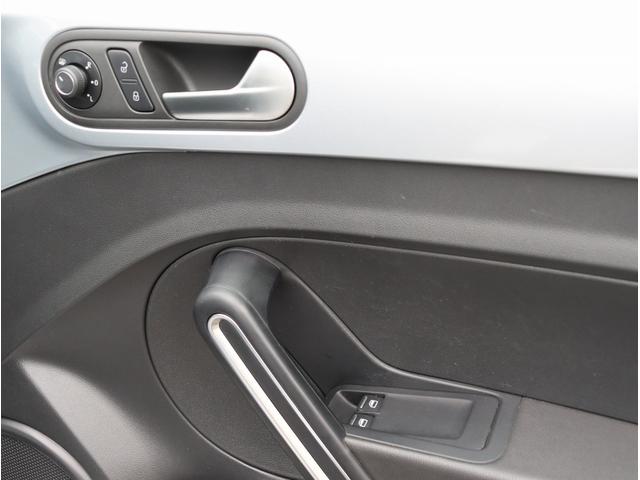 ザ・ビートル デザインレザーパッケージ　純正ナビ　フルセグＴＶ　バックカメラ　Ｂｌｕｅｔｏｏｔｈオーディオ　レザーシート　シートヒーター　クルコン　オートライト　電動格納ミラー（19枚目）