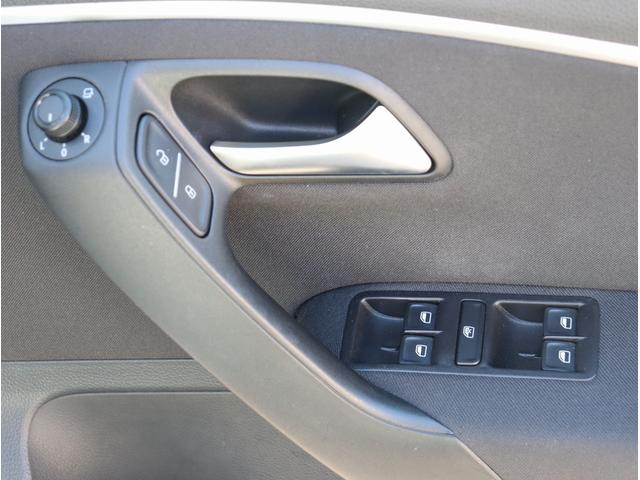 ポロ ＴＳＩコンフォートラインアップグレードパック　純正ナビ　フルセグＴＶ　ＥＴＣ　バックカメラ　Ｂｌｕｅｔｏｏｔｈオーディオ　オートライト　電動格納ミラー　パワーステアリング　パワーウィンドウ（19枚目）