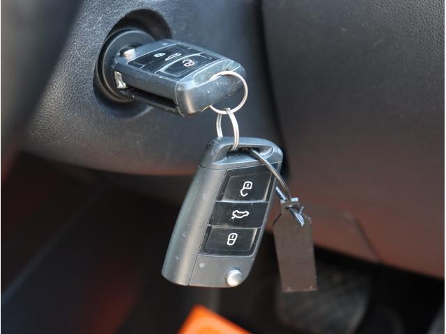 ポロ ＴＳＩコンフォートラインアップグレードパック　純正ナビ　フルセグＴＶ　ＥＴＣ　バックカメラ　Ｂｌｕｅｔｏｏｔｈオーディオ　オートライト　電動格納ミラー　パワーステアリング　パワーウィンドウ（32枚目）