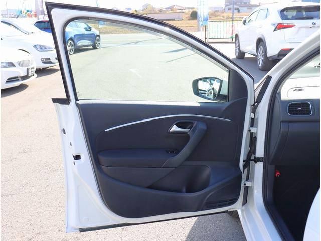 ポロ ＴＳＩコンフォートラインアップグレードパック　純正ナビ　フルセグＴＶ　ＥＴＣ　バックカメラ　Ｂｌｕｅｔｏｏｔｈオーディオ　オートライト　電動格納ミラー　パワーステアリング　パワーウィンドウ（34枚目）