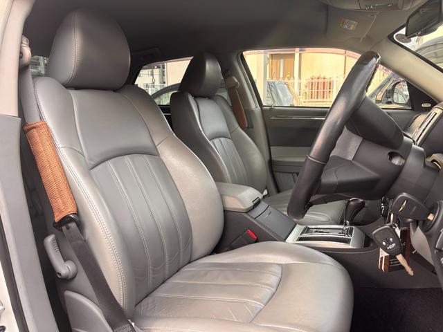 クライスラー・３００Ｃ ３．５　事前故障診断済　保証付　ディーラー車　右ハンドル　カロッツェリアＳＤナビ／フルセグＴＶ／Ｂｌｕｅｔｏｏｔｈ／ＣＤ／ＤＶＤ　バックカメラ　純正アルミホイール　ＥＴＣ　禁煙車（18枚目）