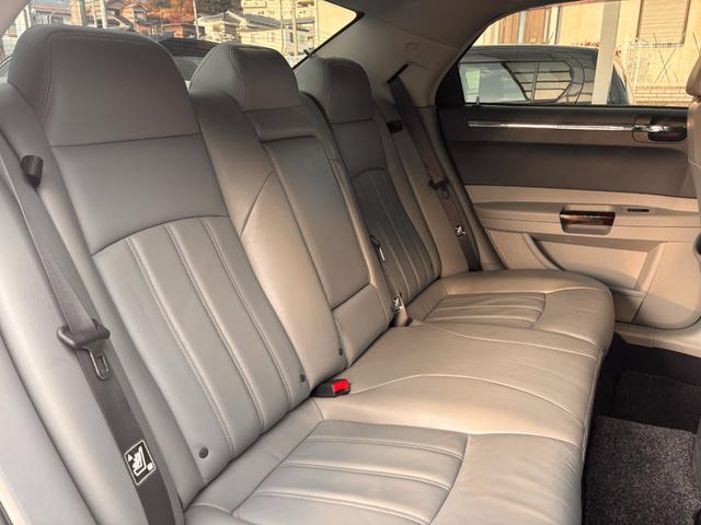 クライスラー・３００Ｃ ３．５　事前故障診断済　保証付　ディーラー車　右ハンドル　カロッツェリアＳＤナビ／フルセグＴＶ／Ｂｌｕｅｔｏｏｔｈ／ＣＤ／ＤＶＤ　バックカメラ　純正アルミホイール　ＥＴＣ　禁煙車（22枚目）