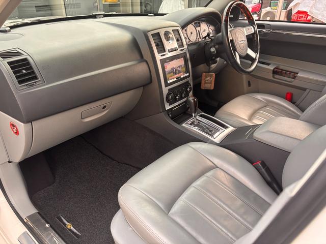 クライスラー・３００Ｃ ３．５　事前故障診断済　保証付　ディーラー車　右ハンドル　カロッツェリアＳＤナビ／フルセグＴＶ／Ｂｌｕｅｔｏｏｔｈ／ＣＤ／ＤＶＤ　バックカメラ　純正アルミホイール　ＥＴＣ　禁煙車（29枚目）