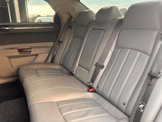 クライスラー・３００Ｃ ３．５　事前故障診断済　保証付　ディーラー車　右ハンドル　カロッツェリアＳＤナビ／フルセグＴＶ／Ｂｌｕｅｔｏｏｔｈ／ＣＤ／ＤＶＤ　バックカメラ　純正アルミホイール　ＥＴＣ　禁煙車（30枚目）