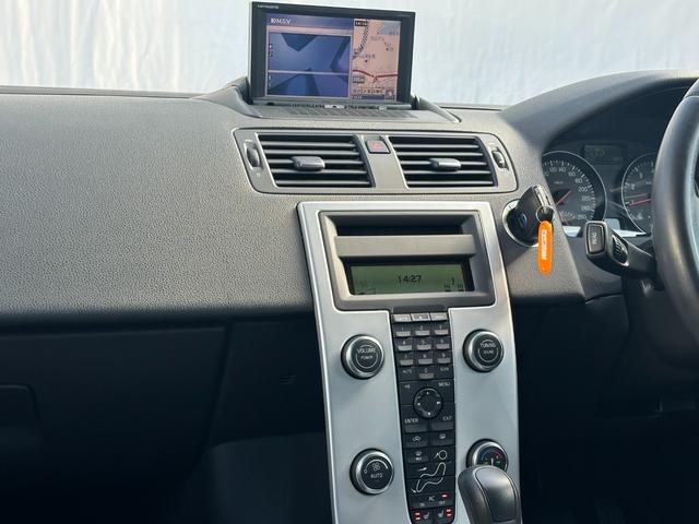 V50 2.0クラシック 事前故障診断済 保証付 純正HDDナビ/フルセグTV ETC ブラックレザーシート&シートヒーター 純正アルミホイール ルーフレール 禁煙車 クルーズコントロール(10枚目)