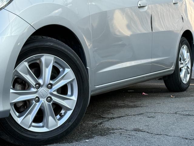 フィットハイブリッド ナビプレミアムセレクション　弊社買取車両　故障診断済　純正ＨＤＤナビ／ワンセグ／ＤＶＤ再生／録音／ＵＳＢ　Ｂカメラ　ビルトインＥＴＣ　前後ドラレコ　パドルシフト　前席シートヒーター　クルコン　ＨＩＤヘッドライト　雹害車（28枚目）