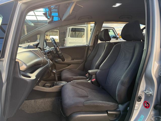 フィットハイブリッド ナビプレミアムセレクション　弊社買取車両　故障診断済　純正ＨＤＤナビ／ワンセグ／ＤＶＤ再生／録音／ＵＳＢ　Ｂカメラ　ビルトインＥＴＣ　前後ドラレコ　パドルシフト　前席シートヒーター　クルコン　ＨＩＤヘッドライト　雹害車（47枚目）