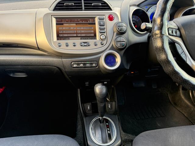 フィットハイブリッド ナビプレミアムセレクション　弊社買取車両　故障診断済　純正ＨＤＤナビ／ワンセグ／ＤＶＤ再生／録音／ＵＳＢ　Ｂカメラ　ビルトインＥＴＣ　前後ドラレコ　パドルシフト　前席シートヒーター　クルコン　ＨＩＤヘッドライト　雹害車（57枚目）