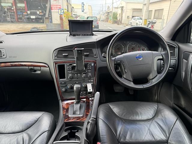 Ｖ７０ クラシック　当社お客様買取車　禁煙　レザーシート　パワーシート　純正ナビ　バックカメラ　Ｂｌｕｅｔｏｏｔｈ　サンルーフ（8枚目）