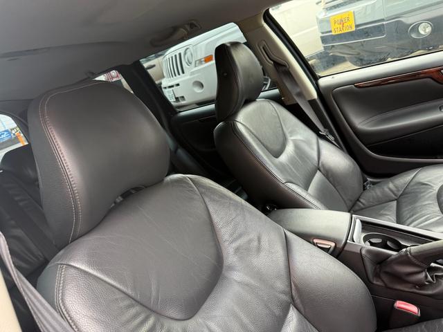 Ｖ７０ クラシック　当社お客様買取車　禁煙　レザーシート　パワーシート　純正ナビ　バックカメラ　Ｂｌｕｅｔｏｏｔｈ　サンルーフ（10枚目）