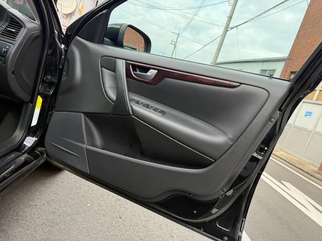 Ｖ７０ クラシック　当社お客様買取車　禁煙　レザーシート　パワーシート　純正ナビ　バックカメラ　Ｂｌｕｅｔｏｏｔｈ　サンルーフ（25枚目）