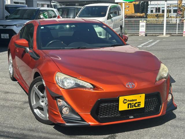 ８６ ＧＴ　ＴＲＤエアロ　レカロシート　社外１８インチホイール　社外マフラー　７型ナビ　ＥＴＣ　Ｂｌｕｅｔｏｏｔｈ接続可　パドルシフト　スマートキー　ＤＵＡＬエアコン　フォグランプ　ＨＩＤヘッドライト　横滑り防止（4枚目）