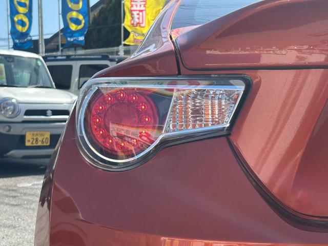８６ ＧＴ　ＴＲＤエアロ　レカロシート　社外１８インチホイール　社外マフラー　７型ナビ　ＥＴＣ　Ｂｌｕｅｔｏｏｔｈ接続可　パドルシフト　スマートキー　ＤＵＡＬエアコン　フォグランプ　ＨＩＤヘッドライト　横滑り防止（23枚目）