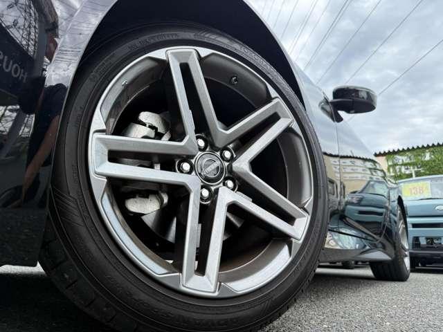 純正ホイール！タイヤの溝もまだあります！自社工場がありますのでタイヤ交換費用もお安く実施できます！