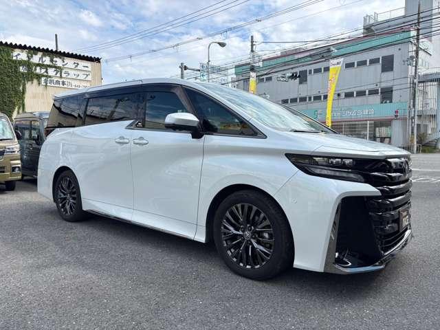 ヴェルファイア Ｚ　プレミア　サンルーフ　チームメイト　ユニバーサルステップ　１４インチナビ　黒革　パノラミックビューモニター　両側パワースライドドア　置充電　パワーバックドア　ＨＤＭＩ　ＥＴＣ２．０　ヘッドアップディスプレイ（7枚目）