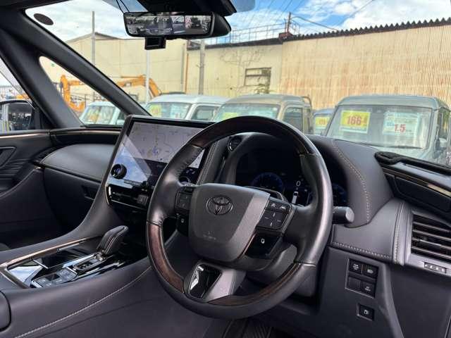 ヴェルファイア Ｚ　プレミア　サンルーフ　チームメイト　ユニバーサルステップ　１４インチナビ　黒革　パノラミックビューモニター　両側パワースライドドア　置充電　パワーバックドア　ＨＤＭＩ　ＥＴＣ２．０　ヘッドアップディスプレイ（18枚目）