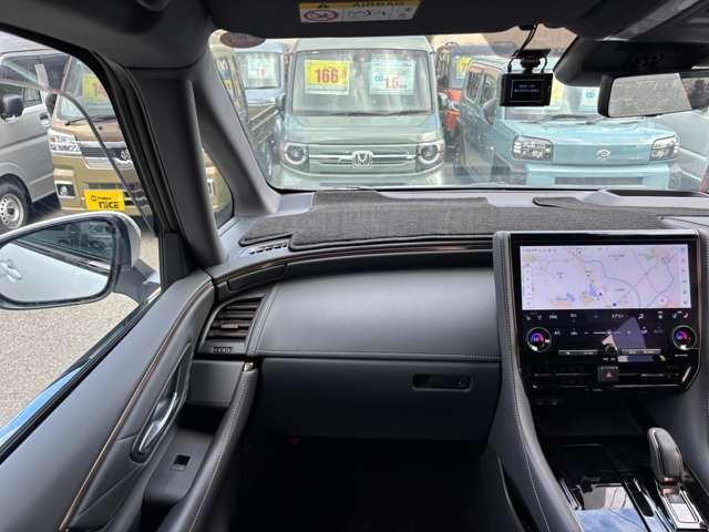 ヴェルファイア Ｚ　プレミア　サンルーフ　チームメイト　ユニバーサルステップ　１４インチナビ　黒革　パノラミックビューモニター　両側パワースライドドア　置充電　パワーバックドア　ＨＤＭＩ　ＥＴＣ２．０　ヘッドアップディスプレイ（20枚目）