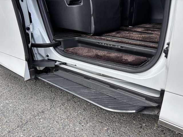 ヴェルファイア Ｚ　プレミア　サンルーフ　チームメイト　ユニバーサルステップ　１４インチナビ　黒革　パノラミックビューモニター　両側パワースライドドア　置充電　パワーバックドア　ＨＤＭＩ　ＥＴＣ２．０　ヘッドアップディスプレイ（26枚目）