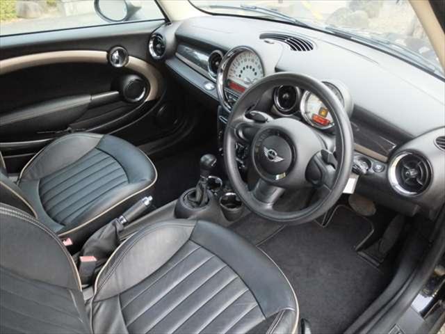 MINI クーパー クラブマン ボンドストリートパッケージ ワンオーナー 禁煙車 黒革スポーツシート シートヒーター クロームラインインテリア ボンネットストライプ 純正17インチアロイホイール(16枚目)