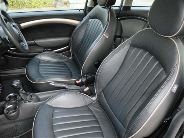 MINI クーパー クラブマン ボンドストリートパッケージ ワンオーナー 禁煙車 黒革スポーツシート シートヒーター クロームラインインテリア ボンネットストライプ 純正17インチアロイホイール(25枚目)