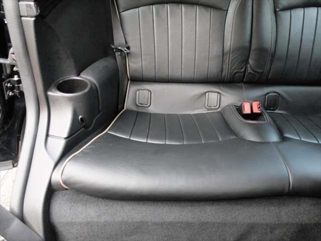 MINI クーパー クラブマン ボンドストリートパッケージ ワンオーナー 禁煙車 黒革スポーツシート シートヒーター クロームラインインテリア ボンネットストライプ 純正17インチアロイホイール(32枚目)