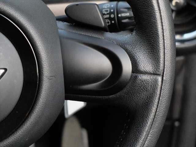 MINI クーパー クラブマン ボンドストリートパッケージ ワンオーナー 禁煙車 黒革スポーツシート シートヒーター クロームラインインテリア ボンネットストライプ 純正17インチアロイホイール(72枚目)