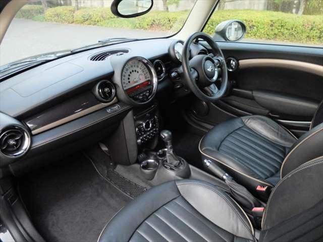 MINI クーパー クラブマン ボンドストリートパッケージ ワンオーナー 禁煙車 黒革スポーツシート シートヒーター クロームラインインテリア ボンネットストライプ 純正17インチアロイホイール(77枚目)