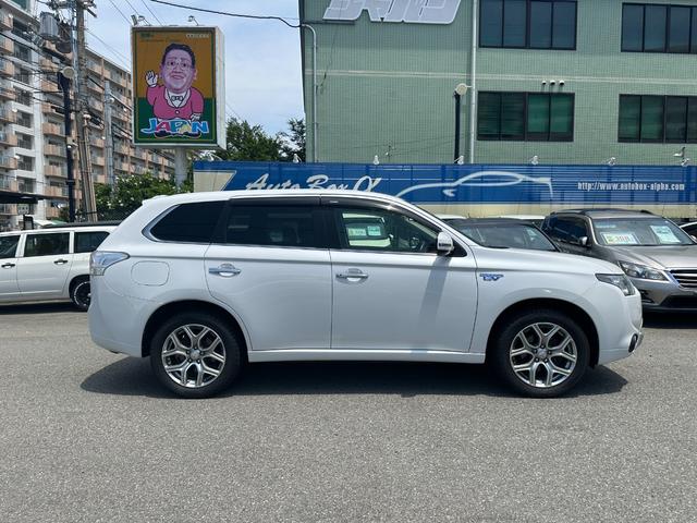 アウトランダーＰＨＥＶ Ｇプレミアムパッケージ　純正メモリーナビ　Ｂカメラ　ロックフォード　黒革パワーシート　ドラレコ　衝突被害軽減Ｂ　レーダークルーズ　ＬＫＡ　シートヒーター　ＥＴＣ　ＬＥＤヘッドライト　純正１８インチＡＷ　１５００Ｗ電源（9枚目）